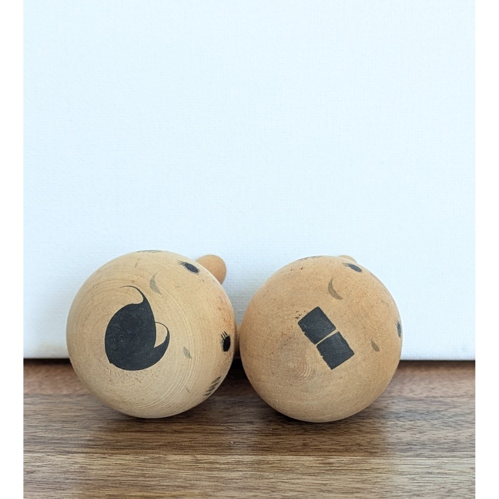 Pair Vintage Japanese Kokeshi Dolls Signed Hand Painted Wood Cute 2.5"Boy Girl - Picture 6 of 13